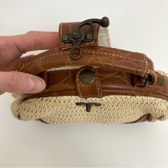 Vintage Y2K Mini Purse Woven Straw Bag Taco Shaped Top Handle Metal Loop Lock - Picture 4 of 13